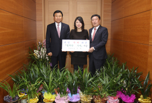 포항시 김재홍 부시장 ‘행복한가게’에 ‘축하난’ 기증