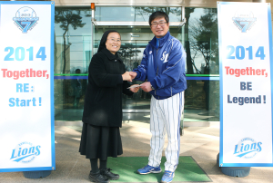 류중일 감독, 충주성심학교에 1000만원 기부 