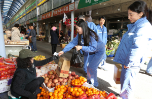 포항제철소, 전통시장 장보기로 따뜻한 설맞이 