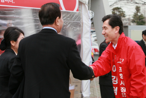 이강덕 포항시장 예비후보, 박승호 시장 출판기념회 참석