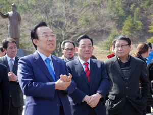 공원식 포항시장 예비후보 김관용 경북지사와 박태준 동상 참배
