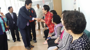 이강덕 포항시장 후보, 어버이날 맞아 포항노인복지회관 방문