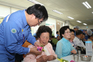 포항제철소, 어버이날 맞아 무료급식소 배식봉사 펼쳐                   