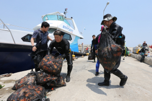 포스코 클린오션봉사단, ‘바다의 날’ 맞아 수중정화활동