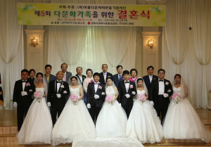 포항제철소, '글로벌 볼런티어 위크' 셋째 날 다문화가정 5쌍 결혼식 지원 