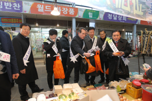 포항시의회, 설맞이 전통시장 장보기 행사