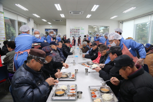 포스코 포항제철소, 설 맞이 무료급식소 배식봉사