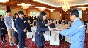 포스코청암재단, 2015년 포스코 샛별장학생 장학증서 수여
