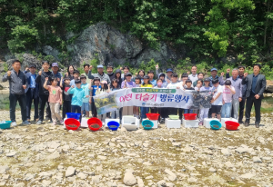 경주시, 산내 동창천에 다슬기 치패 34만 마리 방류