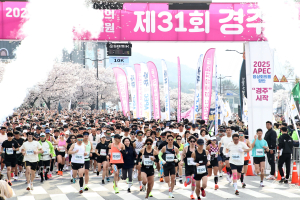 경주벚꽃마라톤대회 '축제장' 방불…벚꽃비 맞으며 보문관광단지 달려