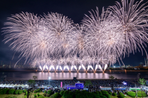 E-모빌리티의 진수, 포항국제불빛축제서 '1천 대의 불꽃 드론' 포항 밤바다 수 놓는다!