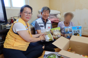 대한적십자사 경북지사, 추석 맞이 도내 적십자 결연세대 방문해 지원 물품 전해