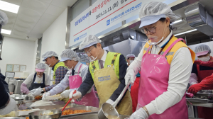 “어르신 건강하세요!” 대한적십자사 경북지사·경상북도의사회,‘2025년 정담은 급식나눔’행사 진행
