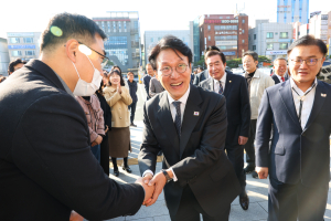 김민석 국무총리, 경주시청 방문…“APEC 성공 주역들에 감사” 직원 격려