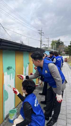 낡은 담장, 예술이 되다…포항 용흥동 철길숲 벽화로 새 단장