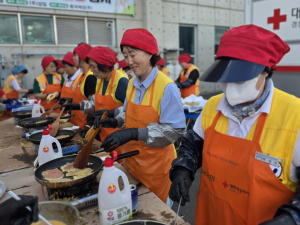 “혼자가 아니에요”… 대한적십자사 경북지사, 탕국 끓이고 송편 빚으며 전한 ‘K-한가위’ 온기